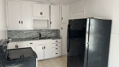 210 W Kittyhawk Dr in Midwest City, OK - Building Photo - Building Photo