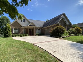 111 Oohleeno Way in Loudon, TN - Building Photo - Building Photo