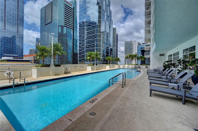 1200 Brickell Bay Dr in Miami, FL - Building Photo - Building Photo