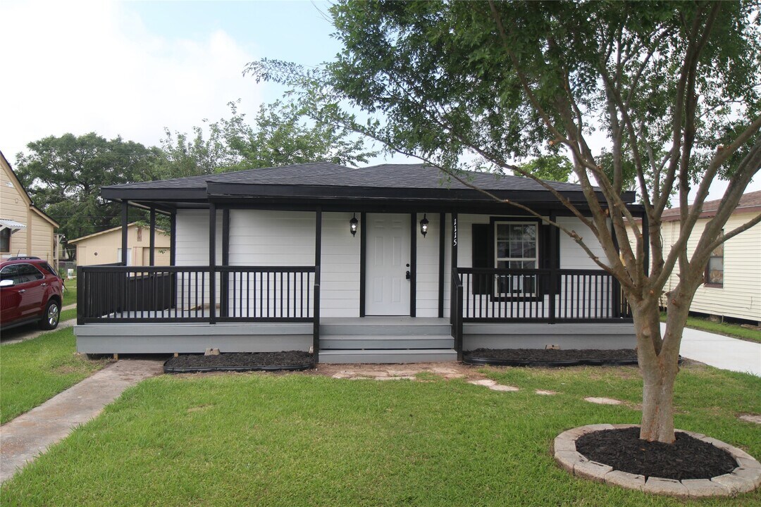 1115 W 4th St in Freeport, TX - Building Photo