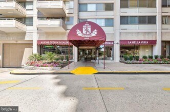 5500 Friendship Blvd in Chevy Chase, MD - Foto de edificio - Building Photo