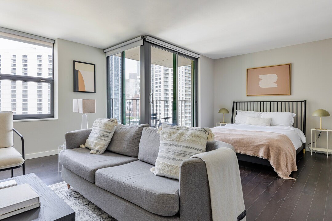 77 W Huron St in Chicago, IL - Building Photo