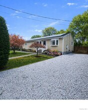 39 Musket Dr in Shirley, NY - Foto de edificio - Building Photo