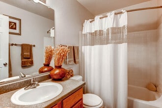 Greentree Village Apartments in Denver, CO - Foto de edificio - Building Photo