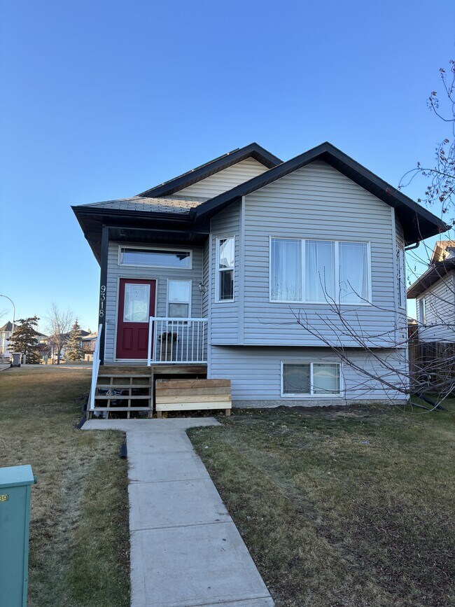 9318-9130 AvenueUpper in Grande Prairie, AB - Building Photo - Building Photo