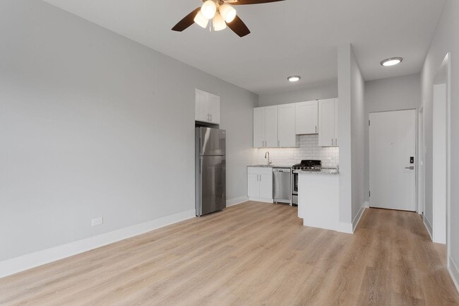 7600 N Sheridan Rd, Unit 306 in Chicago, IL - Building Photo - Building Photo