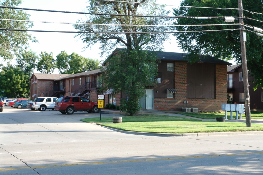 Watson Park Apartments in Wichita, KS - Building Photo