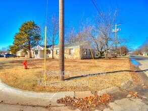 2101 Westchester Dr in The Village, OK - Building Photo - Building Photo