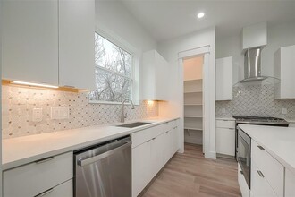 523 Schweikhardt St in Houston, TX - Foto de edificio - Building Photo
