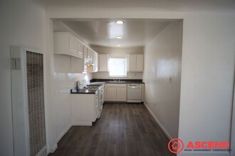 1604 Hurrle Ave in Bakersfield, CA - Foto de edificio - Building Photo
