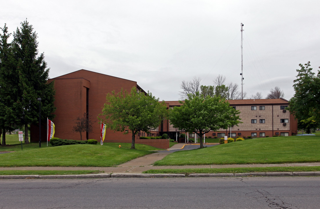 Arlington by the Lake in Toledo, OH - Building Photo