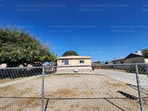 708 Curtis Dr in Bakersfield, CA - Foto de edificio - Building Photo