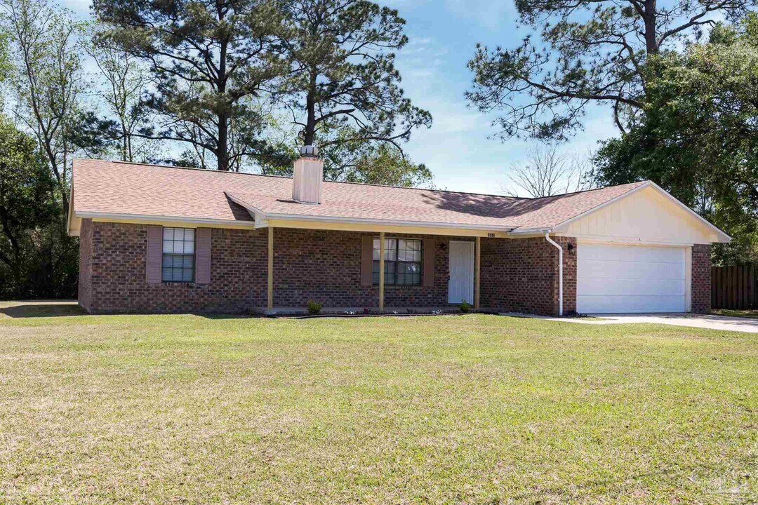 2212 Cricket Ridge Dr in Gonzalez, FL - Building Photo