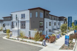 Mira Vista in San Diego, CA - Building Photo