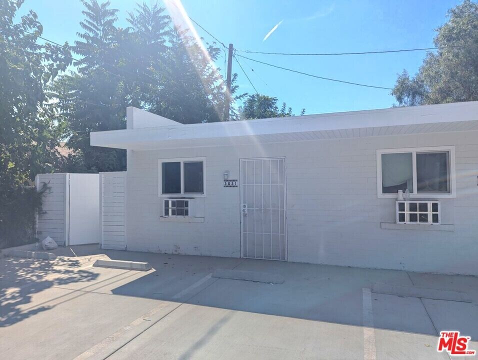 3831 Sedgwick Ave in Riverside, CA - Foto de edificio