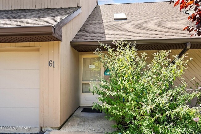 61 Lenape Trail in Tinton Falls, NJ - Foto de edificio - Building Photo