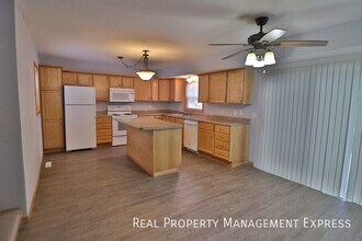 Spacious 3 Bedroom Duplex on the East Side in Sioux Falls, SD - Building Photo - Building Photo