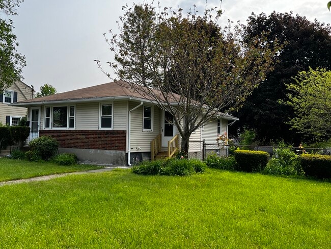 388 Burncoat St in Worcester, MA - Building Photo - Building Photo