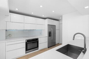 1420 Brickell Bay Dr, Unit 1001a in Miami, FL - Building Photo