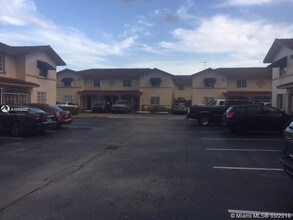 2258 W 74th St-Unit -202-9 in Hialeah, FL - Building Photo - Building Photo