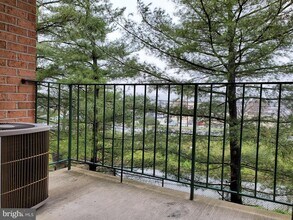 1002 Spring Gate Rd in Baltimore, MD - Foto de edificio - Building Photo