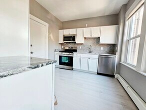 141 Sutherland Rd, Unit 2s in Boston, MA - Foto de edificio - Building Photo