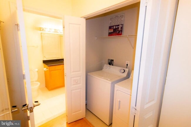 12000 Market St in Reston, VA - Building Photo - Building Photo