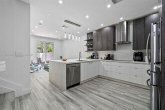 10705 NW 74th Terrace in Doral, FL - Building Photo - Building Photo