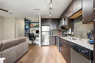 1900 Barton Springs Rd, Unit 5033 in Austin, TX - Building Photo - Building Photo