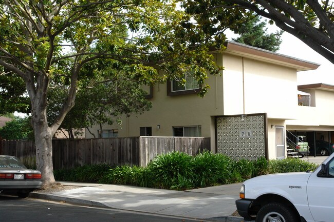 718 N Claremont St in San Mateo, CA - Foto de edificio - Building Photo