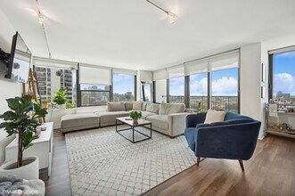 1560 N Sandburg Terrace, Unit 2401 in Chicago, IL - Building Photo - Building Photo