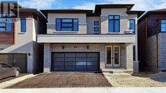 30 Duxbury Rd in Brampton, ON - Building Photo