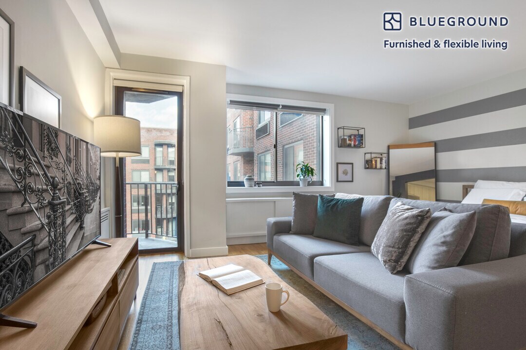 101 W 15th St, Unit FL5-ID24 in New York, NY - Building Photo