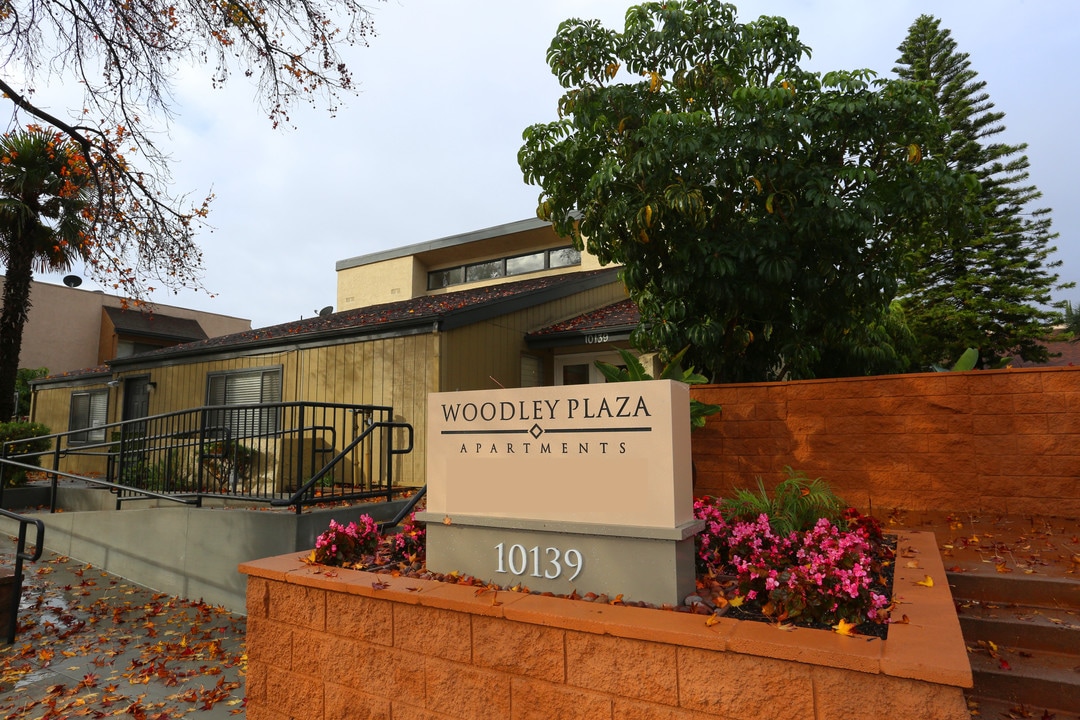 Woodley Plaza in North Hills, CA - Foto de edificio