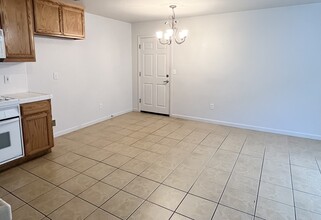 451 Pearl Pl in Manteca, CA - Foto de edificio - Building Photo
