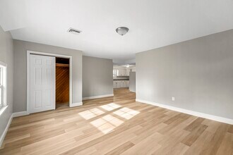 528 Eastern Ave in Fall River, MA - Building Photo - Building Photo