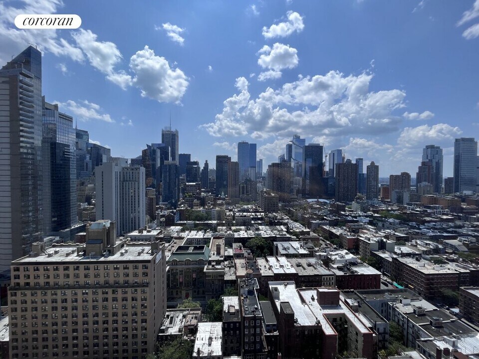 350 W 50th St in New York, NY - Building Photo
