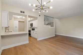 1300 Augusta Dr in Houston, TX - Building Photo - Building Photo