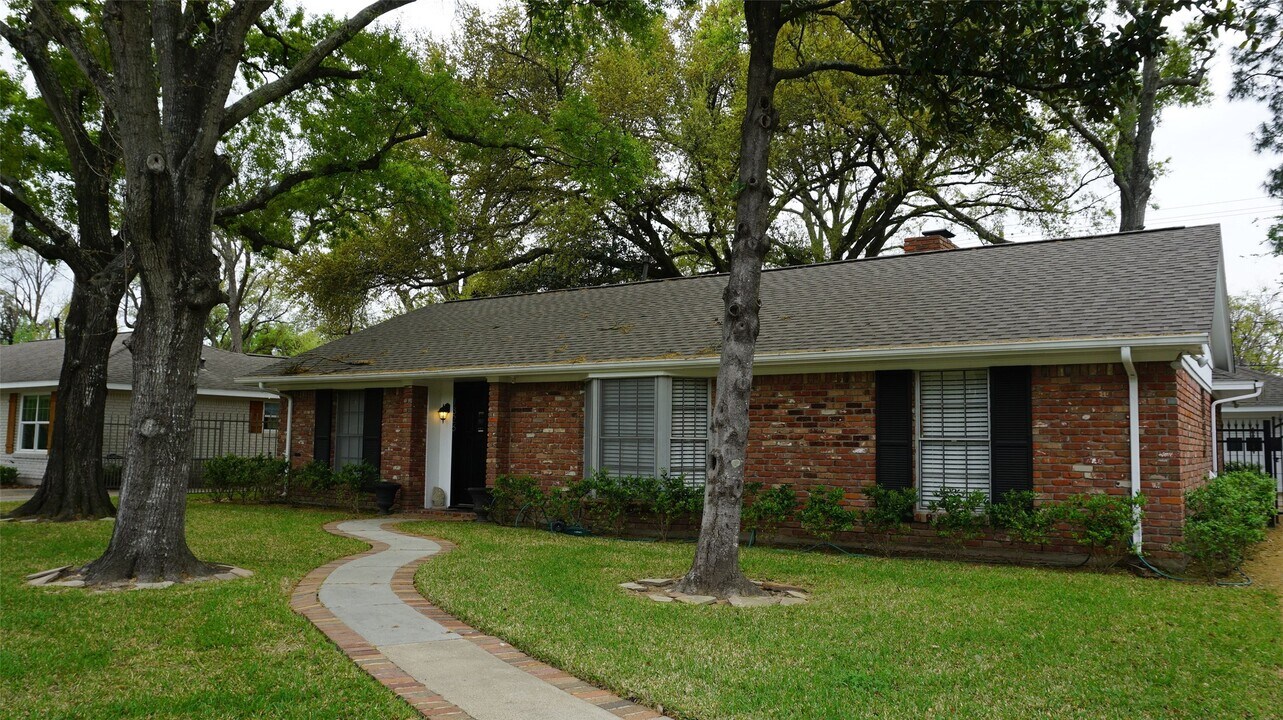 1826 Chimney Rock Rd in Houston, TX - Building Photo