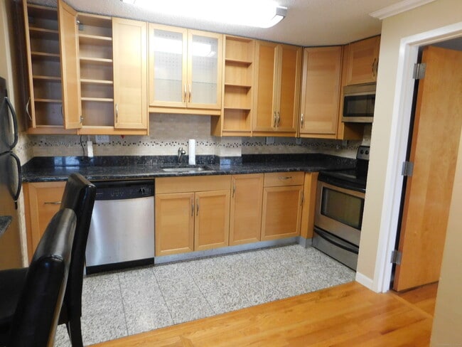 184 Pequot Ave in New London, CT - Building Photo - Building Photo