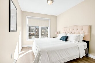 815 Mikinak Rd in Ottawa, ON - Building Photo - Building Photo