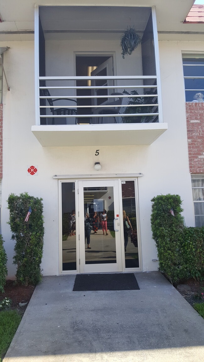 3550 NW 8th Ave, Unit Everette Arms-Unit 511 in Pompano Beach, FL - Foto de edificio - Building Photo