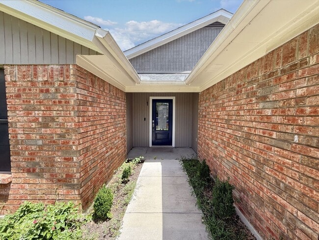8216 Lesley Ln in Watauga, TX - Foto de edificio - Building Photo