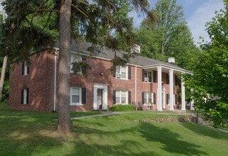 Beech Spring Village in Summit, NJ - Foto de edificio - Building Photo