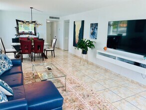 8233 Harding Ave in Miami Beach, FL - Foto de edificio - Building Photo