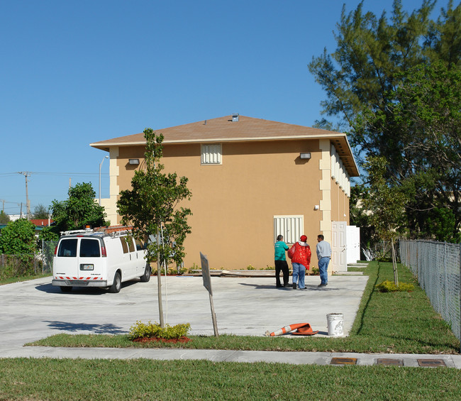 759 NW 70th St in Miami, FL - Foto de edificio - Building Photo