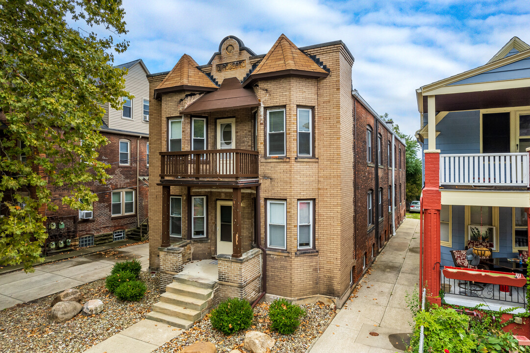 C Roberto Crossing in Cleveland, OH - Building Photo