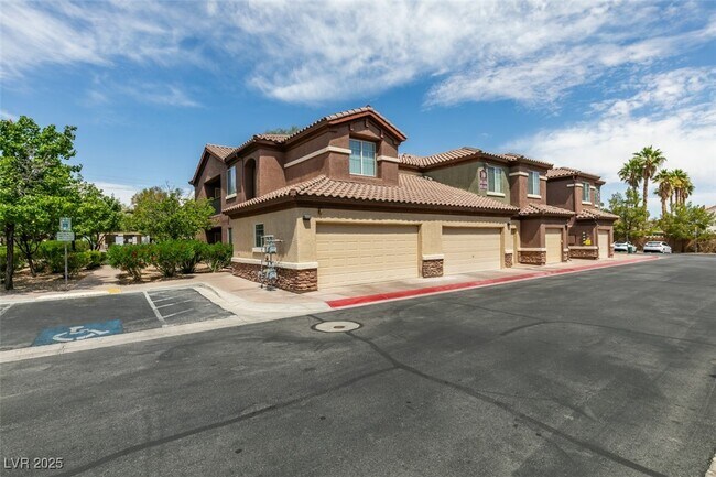 8324 W Charleston Blvd in Las Vegas, NV - Foto de edificio - Building Photo