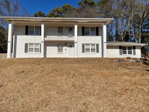 2495 Robin Hood Pl in Marietta, GA - Foto de edificio - Building Photo