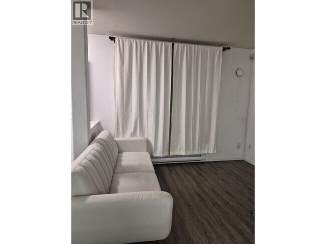 6588 Southoaks Cres in Burnaby, BC - Building Photo - Building Photo